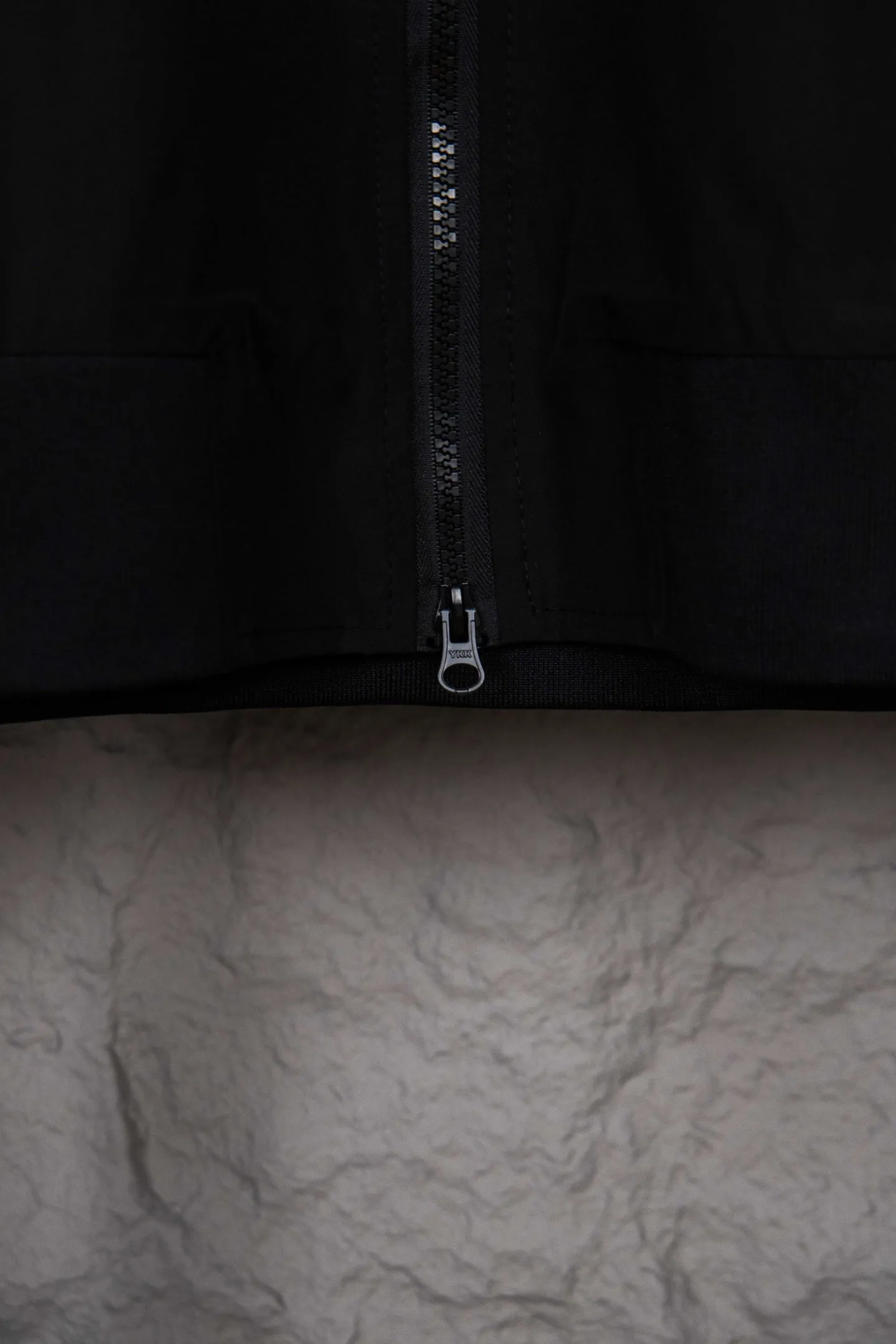 P350 Ralh Lauren men's old money style veteran stand collar workwear Harrington jacket. Ralh Lauren has gone crazy this year. The upper body of major Internet celebrities. The fabric has a double-layer shin feel and is full of weight! It's not as heavy as a regular jacket, and the ordinary cotton material feels really different. This one is super comfortable, soft and stylish, and has a green plaid interior that has a retro movie fashion feel! The fit is loose but not baggy. The size is just right and not too picky. The dropped shoulder design modifies the shoulder shape without making it look bulky. This silhouette is a style that will never go out of style after being worn for a long time. The upper body is also very durable and recognizable. The loose and reasonable fit can be worn by both men and women, making it easy to create a clean and refreshing youthful look. The embroidery on the chest is all German Oman embroidery fiber with original data. The embroidery process is very particular. It uses Japanese Tajima machines to ensure the embroidery is exquisite and three-dimensional. That is what I said is different from the ones on the market. Regarding the workmanship, the version is a loose version and can be used by boys and girls!! Color: black, navy, size: S-XL